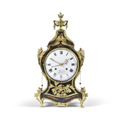 une horloge posée sur une table