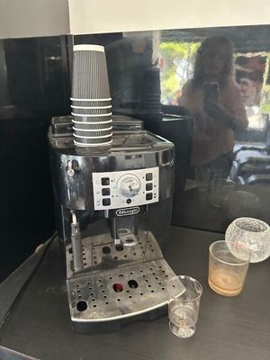 une machine à café posée sur un comptoir