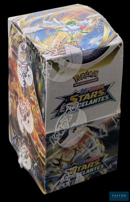 La boîte contient un assortiment de cartes à collectionner Pokémon, dont une boîte de cartes et une boîte de cartes