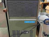 une machine posée sur une table dans une pièce