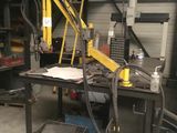 une machine posée sur une table dans un garage