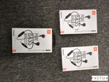 trois boîtes de manettes de jeu Nintendo Wii posées sur un tapis