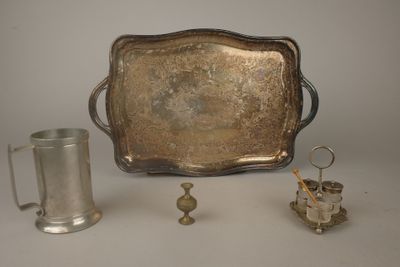 un plateau en argent avec une tasse en argent et un plateau en argent avec une tasse en argent