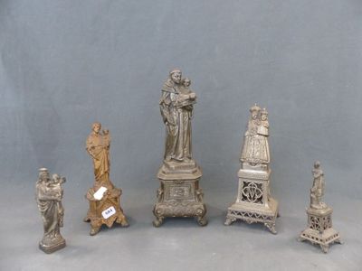 un grand nombre de statues posées sur une table