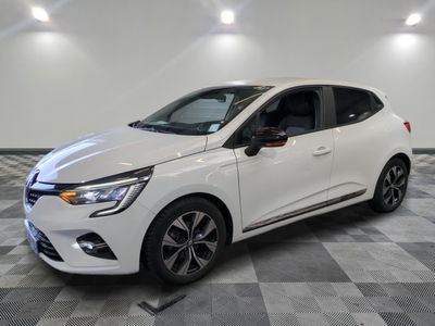 une voiture blanche garée dans un garage au sol en damier