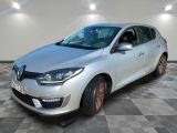 la voiture argentée est garée dans le garage sur un sol en damier