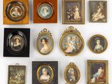 un assortiment de portraits encadrés de femmes et d'enfants sur fond blanc