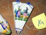 deux pièces de poterie posées sur une table près d'un poteau - à noter