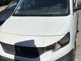 une camionnette blanche garée sur le bord de la route