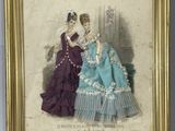 une photo d'époque représentant deux femmes en robe bleue assises sur un canapé