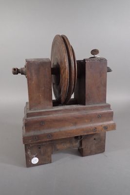 Poulie à deux réas et son support en bois sculpté, axes et v…