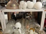 une étagère remplie de vases en verre et d'autres objets