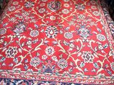 un grand tapis rouge sur le sol d'une pièce