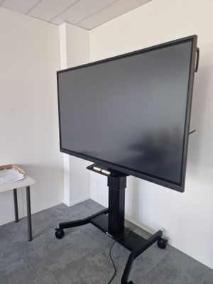 un téléviseur à écran plat posé sur un support dans une pièce