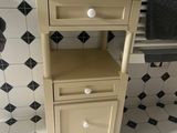 une petite armoire dans un coin de la salle de bains