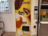 un distributeur automatique sur lequel se trouvent des glaces