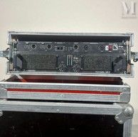 une grande mallette métallique posée sur une table
