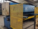 a large machine that is sitting in a warehouse