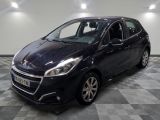la petite voiture noire est garée dans le garage sur un sol en damier