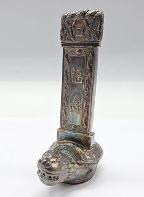 une image représentant une statue en argent représentant une tortue sur fond blanc