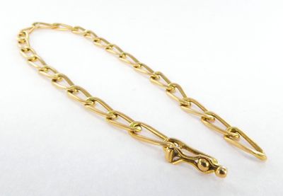 une paire de boucles d'oreilles en chaîne plaquées or sur fond blanc