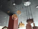 les nombreuses lampes suspendues au plafond de la pièce