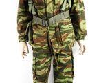 uniforme de soldat avec un béret rouge sur une tête de mannequin