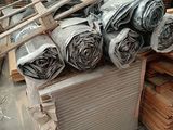 un tas de bois posé sur le sol