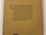 un livre ouvert avec une image en noir et blanc