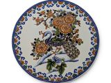 une assiette avec un oiseau et des fleurs