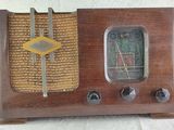 an old fashioned radio that is sitting on a table