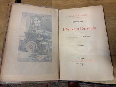 un livre ouvert posé sur une table en bois à côté d'une chaise