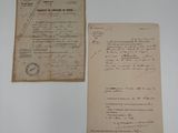 un vieux document et un bout de papier posé sur une table