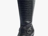 gros plan d'une paire de bottes noires sur fond blanc