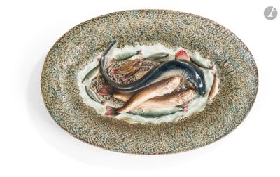 une assiette contenant du poisson, posée sur un fond blanc