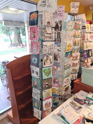 de nombreuses cartes sont exposées dans le magasin et mises en vente