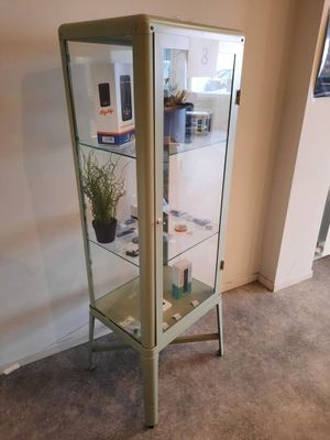 Vitrine en métal laqué céladon vitrée toutes faces à 1 vantail (clef) - Photo 1