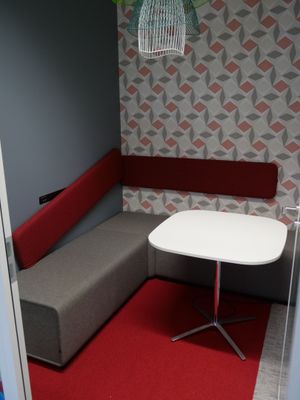 une photo d'une petite pièce avec un canapé et une table