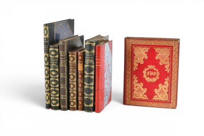 trois livres sont alignés sur une surface blanche