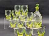 des bouteilles et des verres sont alignés sur une étagère transparente