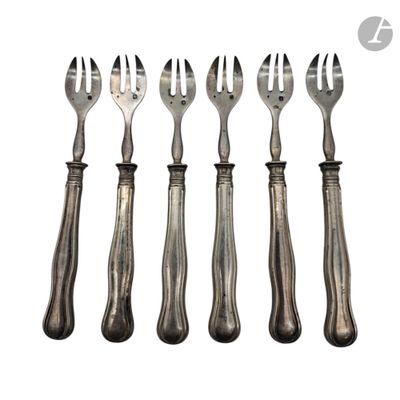 un ensemble composé de quatre fourchettes et d'un couteau sur fond blanc