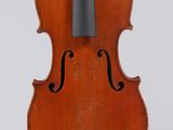 un vieux violon avec un archet sur fond blanc