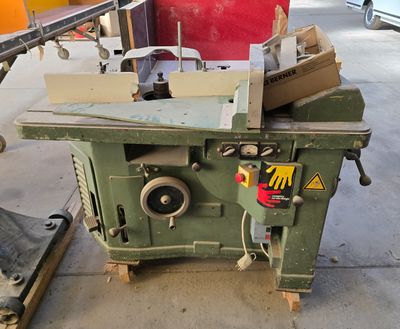 une machine posée sur une table dans un garage