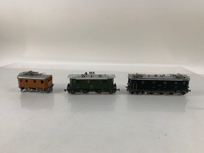 trois petits trains sont alignés sur une surface blanche