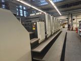 une grosse machine qui se trouve dans une usine