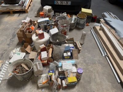 beaucoup de bric-à-brac par terre à côté d'un camion