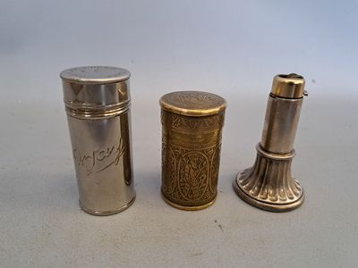 trois types différents de poivrières en argent et en laiton posées sur une surface blanche