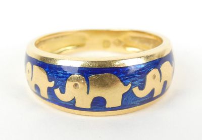 une image représentant une bague dorée et bleue ornée d'éléphants