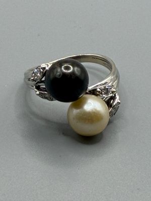 bague en argent massif ornée de perles noires et blanches et de diamants