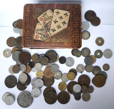 beaucoup de pièces et un porte-cartes sur la table